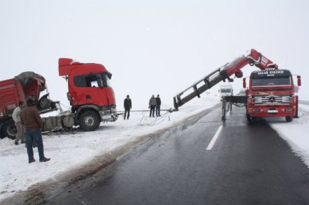 Buz pistine dönen yolda araçlar kontrolden çıktı