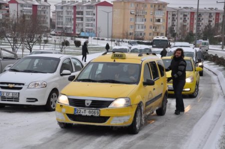 Buz pistine dönen yollarda sürücüler zor anlar yaşadı