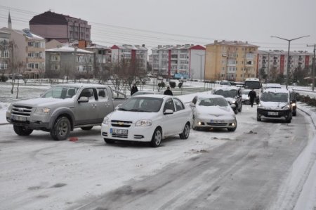 Buz pistine dönen yollarda sürücüler zor anlar yaşadı