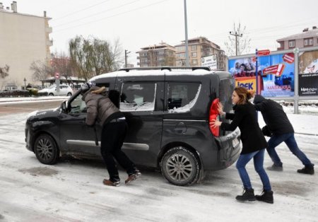 Buz pistine dönen yollarda sürücüler zor anlar yaşadı