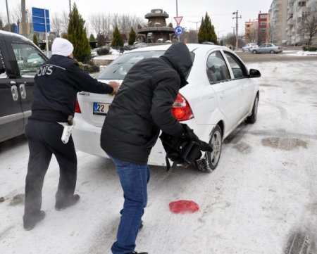 Buz pistine dönen yollarda sürücüler zor anlar yaşadı