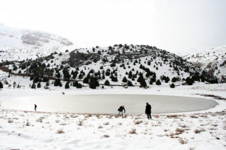 Buz tutan Ardıçlı Gölü kışın ayrı bir güzelliğe büründü