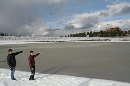 Buz tutan Ardıçlı Gölü kışın ayrı bir güzelliğe büründü