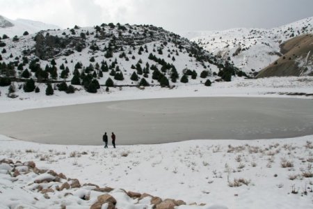 Buz tutan Ardıçlı Gölü kışın ayrı bir güzelliğe büründü