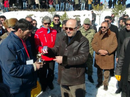 Buz tutan gölde at şöleni düzenlendi