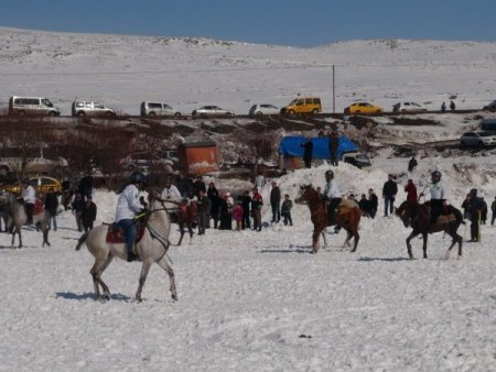 Buz tutan gölde at şöleni düzenlendi