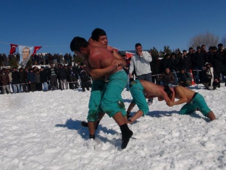 Buz tutan gölde at şöleni düzenlendi