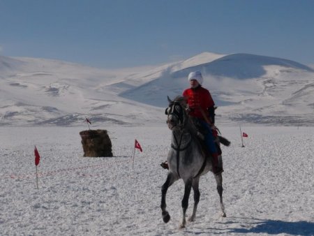 Buz tutan gölde at şöleni düzenlendi