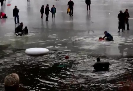 Buz tutmuş göldeki can pazarı kamerada