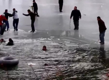 Buz tutmuş göldeki can pazarı kamerada