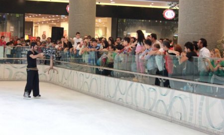 Buz üstünde illüzyon gösterisi