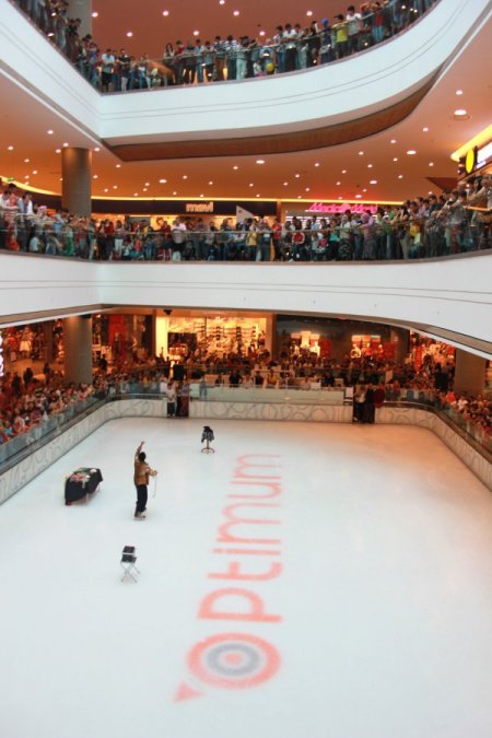 Buz üstünde illüzyon gösterisi