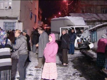 Buzda Kayan Kamyonet Gecekonduya Çarptı