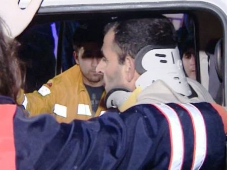 Buzda Kayan Kamyonet Gecekonduya Çarptı