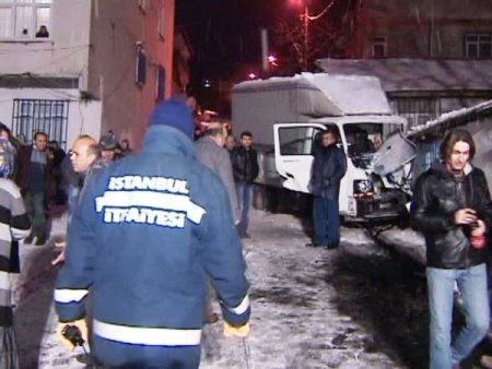 Buzda Kayan Kamyonet Gecekonduya Çarptı