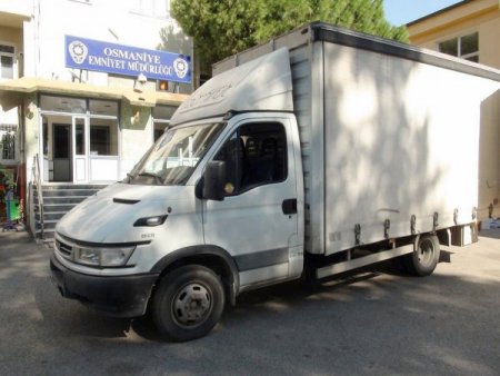 Buzdolabı kutularından kaçak sigara çıktı