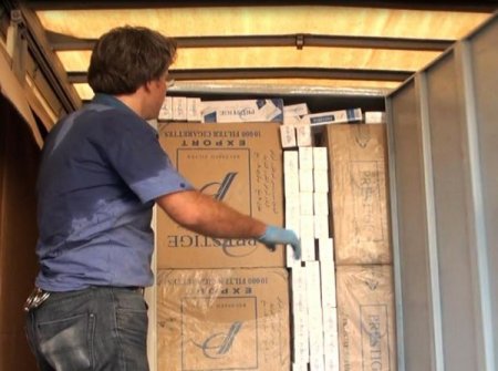 Buzdolabı kutularından kaçak sigara çıktı