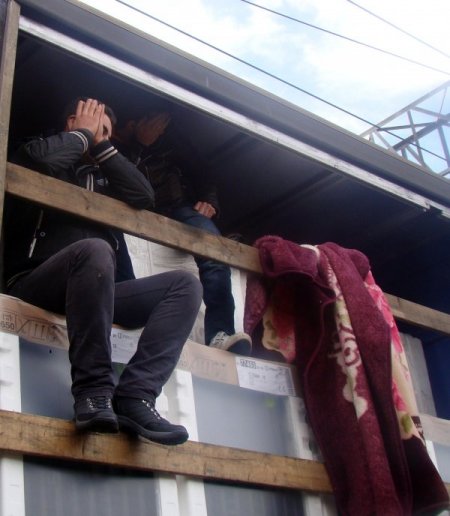 Buzdolabı yüklü tren vagonlarında Avrupa'ya gitmeye çalışan 7 kaçak yakalandı