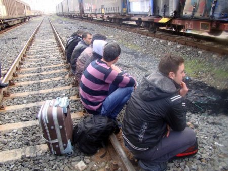 Buzdolabı yüklü tren vagonlarında Avrupa'ya gitmeye çalışan 7 kaçak yakalandı