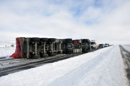 Buzlanan yolda kamyon devrildi: 1 yaralı