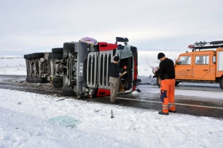 Buzlanan yolda kamyon devrildi: 1 yaralı