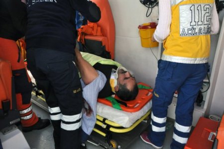 Buzlanan yolda kamyon devrildi: 1 yaralı