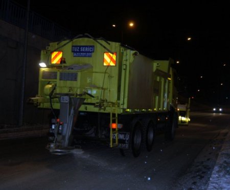 Buzlanan yolda onlarca araç zincirleme kaza yaptı