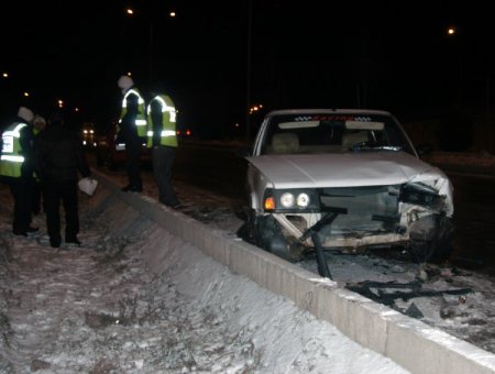 Buzlanan yolda onlarca araç zincirleme kaza yaptı