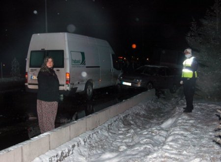 Buzlanan yolda onlarca araç zincirleme kaza yaptı