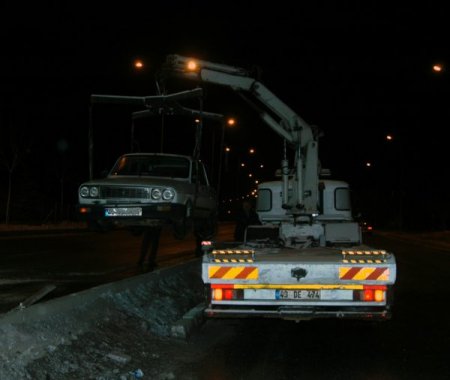 Buzlanan yolda onlarca araç zincirleme kaza yaptı