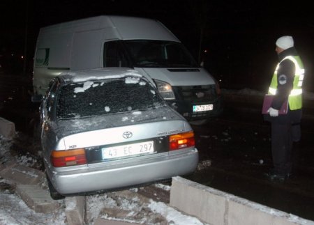 Buzlanan yolda onlarca araç zincirleme kaza yaptı