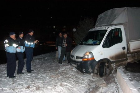 Buzlanan yolda onlarca araç zincirleme kaza yaptı