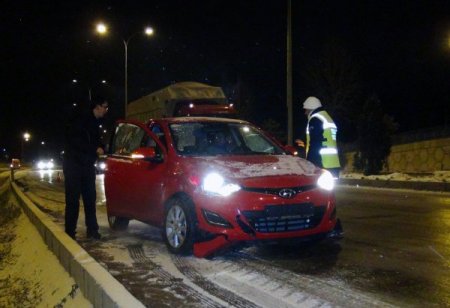 Buzlanan yolda onlarca araç zincirleme kaza yaptı