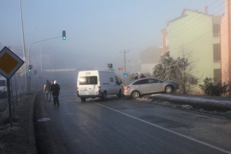 Buzlanan yollarda araçlar birbirine girdi, 2 araç dere yatağına uçtu: 4 yaralı