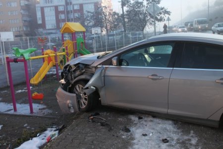 Buzlanan yollarda araçlar birbirine girdi, 2 araç dere yatağına uçtu: 4 yaralı