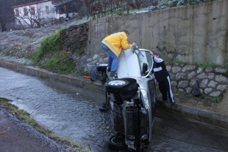 Buzlanan yollarda araçlar birbirine girdi, 2 araç dere yatağına uçtu: 4 yaralı