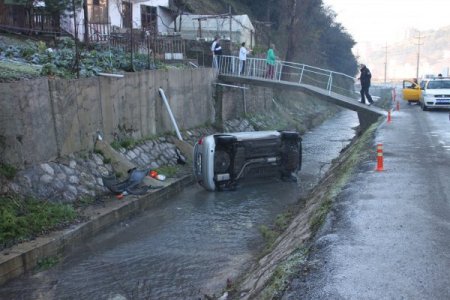 Buzlanan yollarda araçlar birbirine girdi, 2 araç dere yatağına uçtu: 4 yaralı
