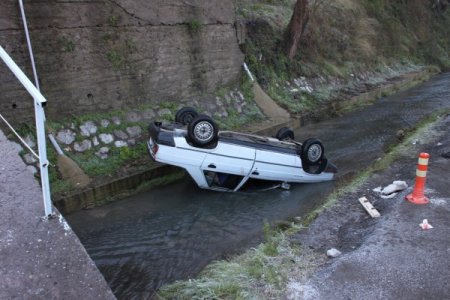 Buzlanan yollarda araçlar birbirine girdi, 2 araç dere yatağına uçtu: 4 yaralı