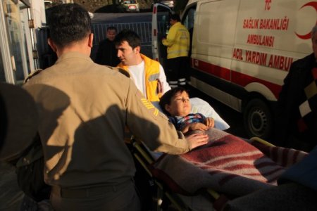 Buzlanan yollarda araçlar birbirine girdi, 2 araç dere yatağına uçtu: 4 yaralı