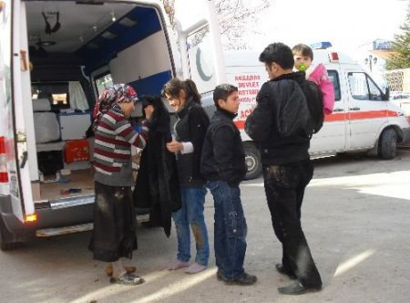 Buzlanma Sonucu Takla Atan Otomobildeki Aynı Aileden 6 Kişi Yaralandı