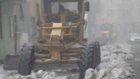 Buzlaşan kar greyderler ve kazmalarla kaldırıyorlar