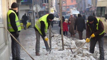 Buzlaşan kar greyderler ve kazmalarla kaldırıyorlar