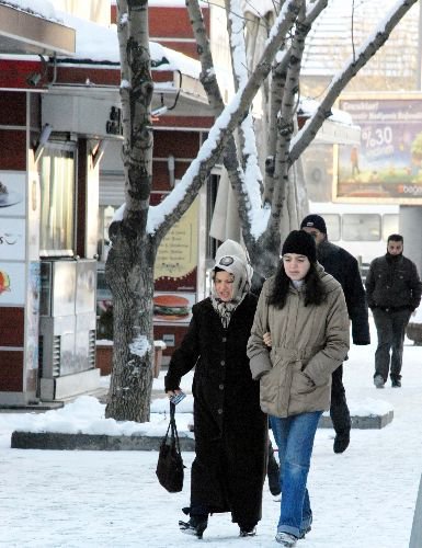 Buzlu Yolda Eller Cepte Yürümek Kırık Vakalarını Artırıyor