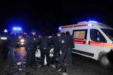 Buzlu yolda kayan otomobil, polis aracına çarptı: 4 yaralı