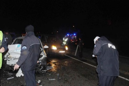 Buzlu yolda kayan otomobil, polis aracına çarptı: 4 yaralı