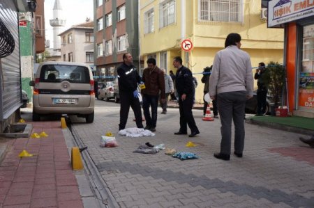 Cadde ortasında karısını öldürdü