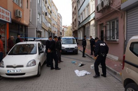 Cadde ortasında karısını öldürdü