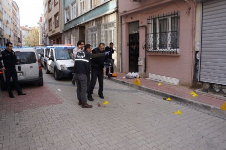 Cadde ortasında karısını öldürdü