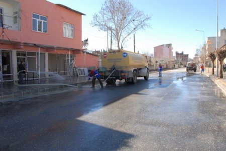 Cadde ve sokaklar basınçlı suyla yıkanıyor