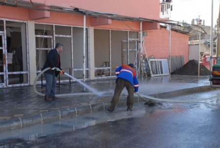 Cadde ve sokaklar basınçlı suyla yıkanıyor